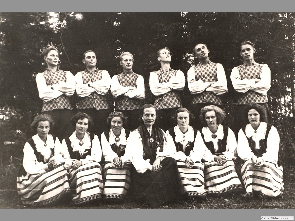 1957, ees vasakult: Kulle, Helgi, Talvi, Helmi, Helga, Loviise, Lydia 
taga: Vaido, Kalju, Lembit, Arvo, Kustas, Ülo Riismaa